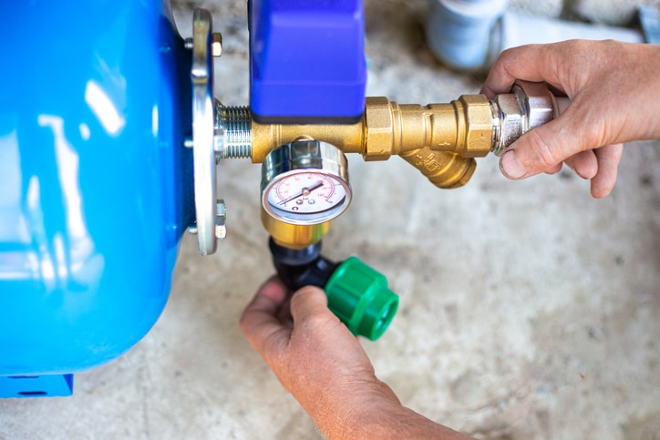 installation of a water supply station to a residential building using a hydraulic accumulator. Pumping station.